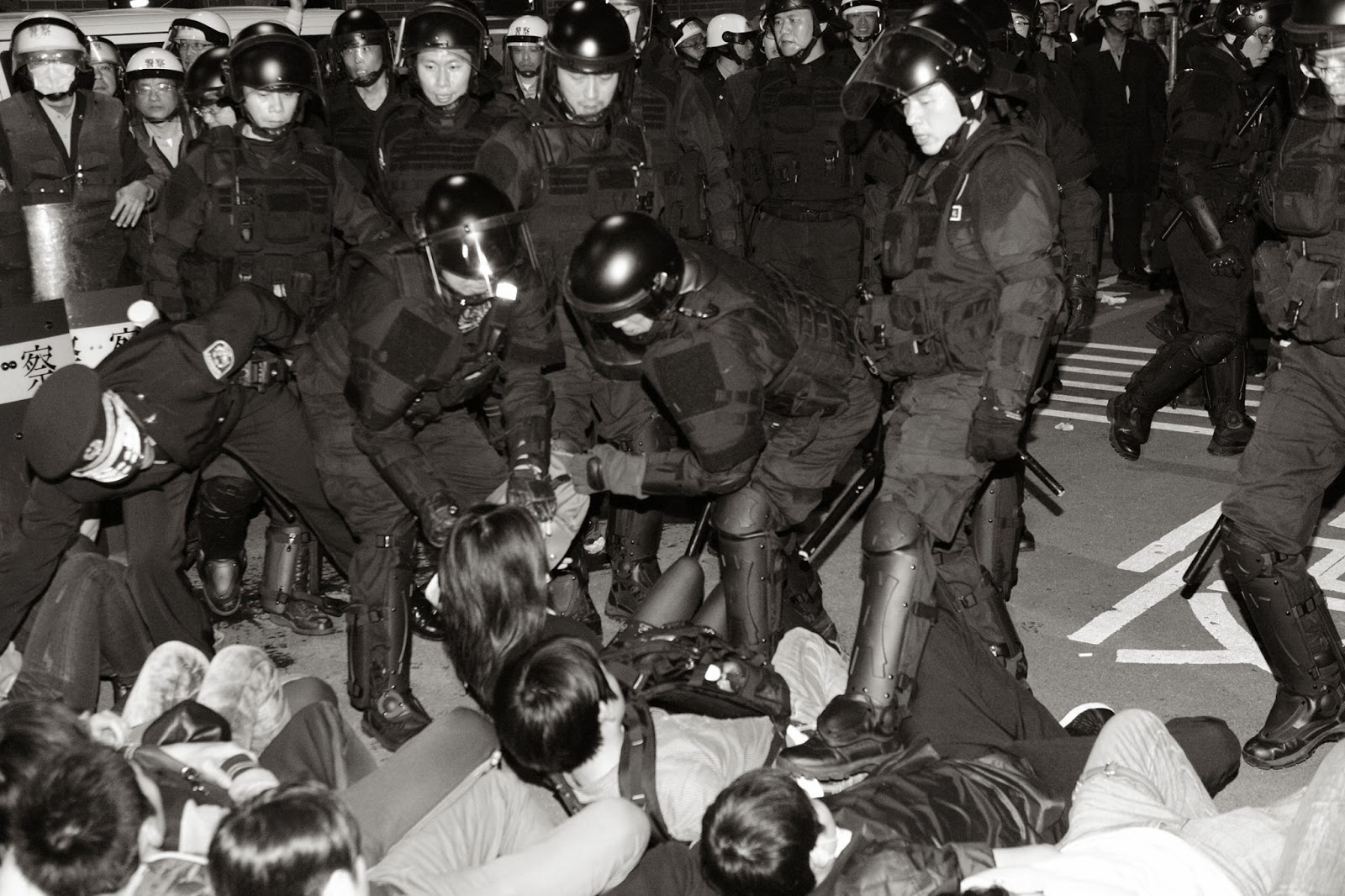學運中警察攻擊抗議群眾的畫面