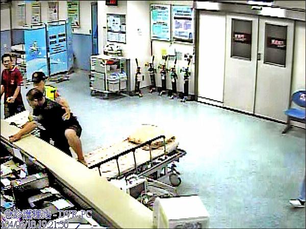 又一起急診暴力事件：上銬的醉漢竟趁隙攻擊護理師。 圖片來源：自由時報
