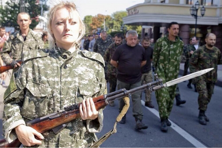 烏克蘭民兵押解政府軍遊街。 圖片來源：中新網