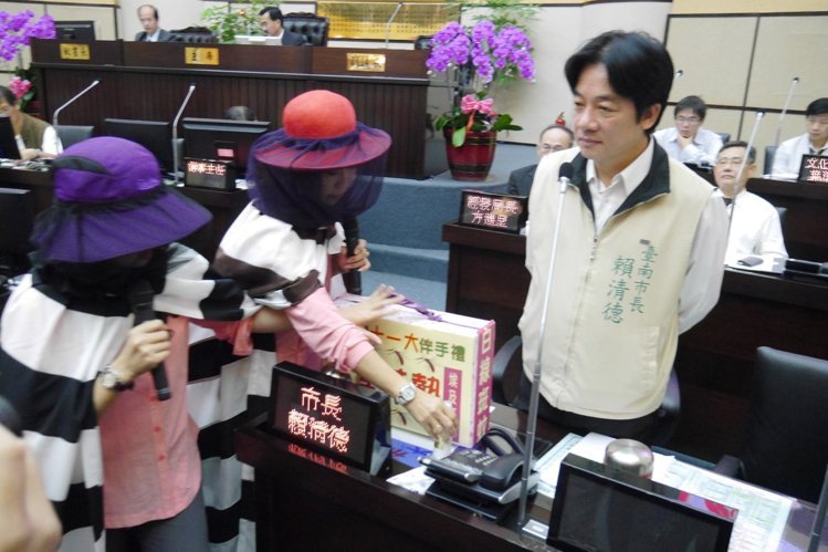 台南市議員林燕祝、林美燕穿藏鏡人蚊子裝質詢市長賴清德。 圖片來源：聯合新聞網