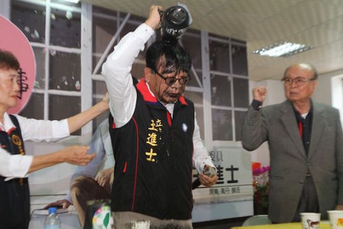 屏東縣立委候選人王進士往頭上倒墨汁，強調不怕抹黑。 圖片來源：今日大話新聞