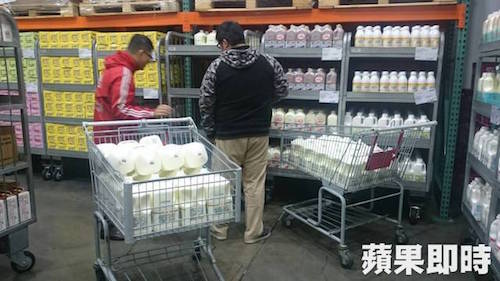 民眾秒退林鳳營鮮乳。 圖片來源：蘋果日報