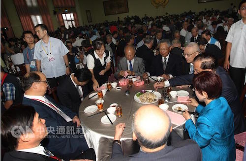 國民黨全代會吃梅花餐、啃饅頭。 圖片來源：中央社