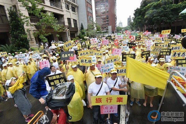 陸客不來，觀光業者到總統府前抗議。 圖片來源：東森新聞