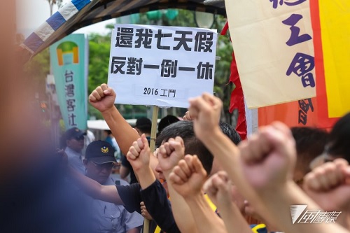 勞工團體聚集抗議砍七天假。 圖片來源：風傳媒