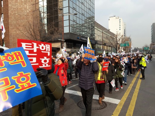 12月17日，首爾街頭出現挺朴團體「愛朴會」的集會，打出「彈劾無效」的主張 （攝影：楊虔豪）