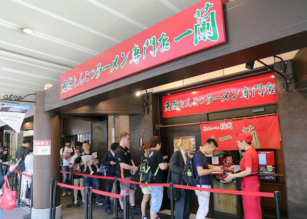 一蘭拉麵台北開分店吸引眾多人潮。 圖片來源：財訊
