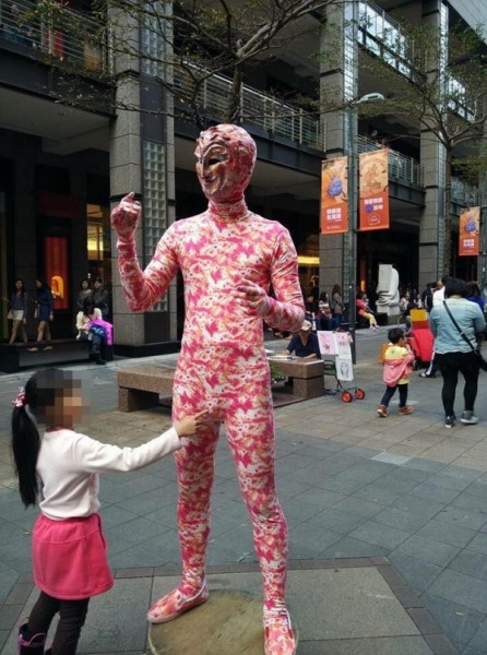 台灣的街頭藝人必須考照才能表演。 圖片來源：自由時報