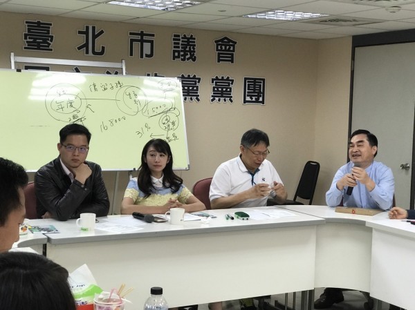 台北市長柯文哲、民進黨總召許淑華。 圖片來源：自由時報