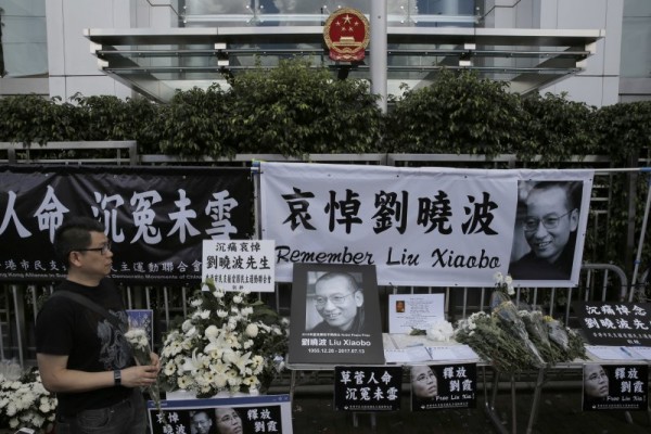 香港民眾悼念劉曉波。 圖片來源：風傳媒