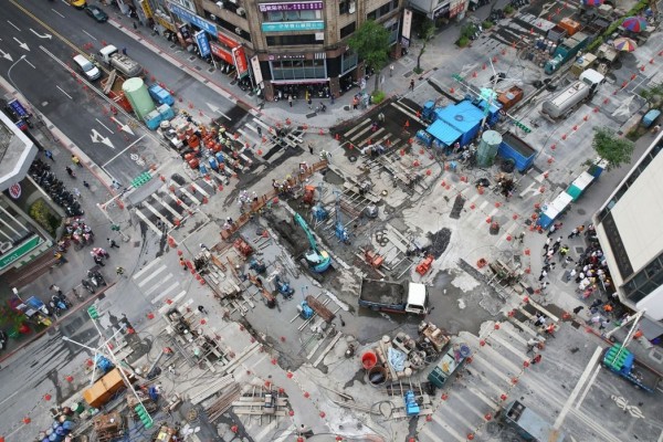 先前台北市光復北路與八德路口發生潛盾機施工意外。 圖片來源：聯合新聞網