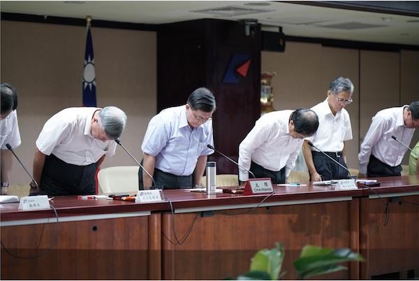 台電斷電危機，經濟部長李世光率相關官員向全民道歉。 圖片來源：青年日報