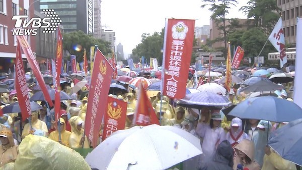 退休警察也抗議年金改革。 圖片來源：TVBS