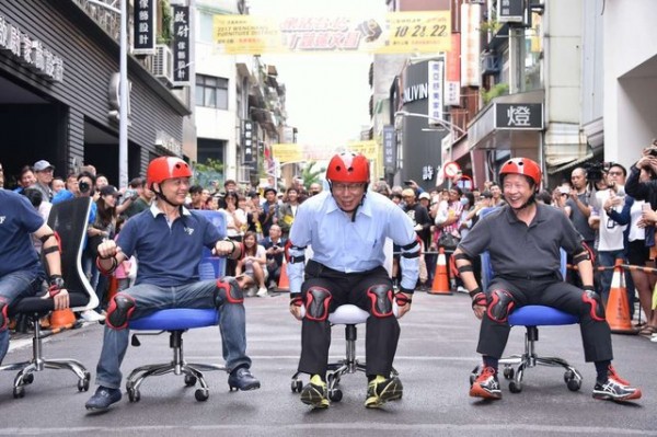 柯文哲參加家具街辦公椅競速。 圖片來源：台北市政府
