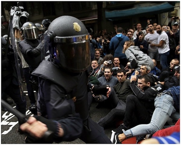 西班牙政府以暴力阻止加泰隆尼亞獨立公投。 圖片來源：星島日報