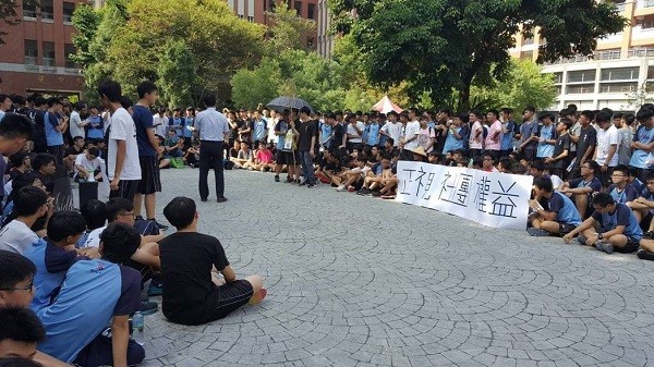 中一中園遊會當天學生進行學權抗爭。 圖片來源：聯合新聞網