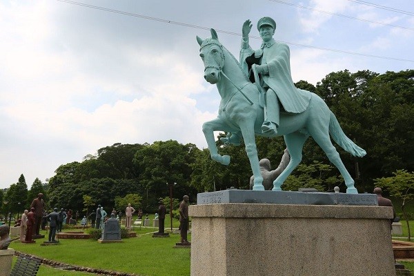 大溪慈湖的蔣介石雕塑紀念公園收集被拆下的蔣介石銅像。 圖片來源：桃園觀光導覽網