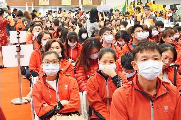 學生集體戴口罩抗議比賽不公。 圖片來源：自由時報