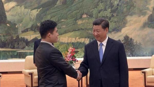 王炳忠曾赴中國與習近平握手。 圖片來源：法廣