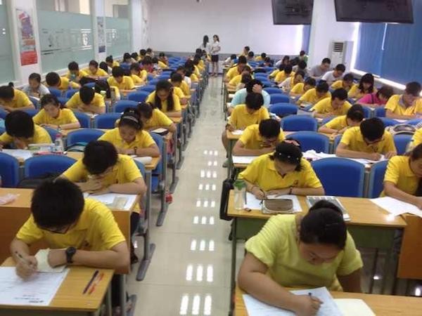 學生在考試壓力下競爭。 圖片來源：晨鐘教育