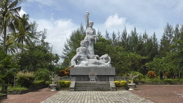 紀念園區內的塑像提醒人們記取此地的慘案莫再發生。 圖片來源：維基百科