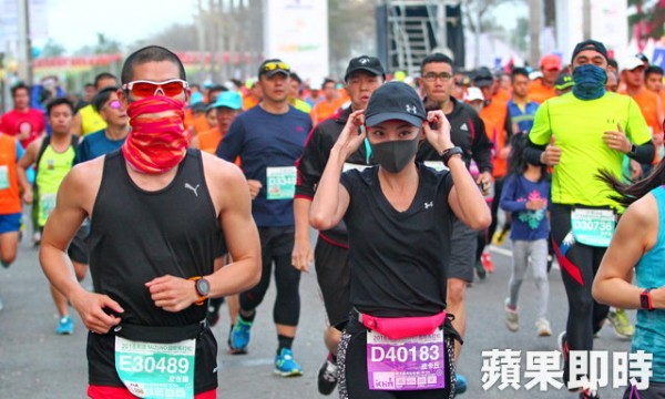 高雄在空污紅害狀況下辦馬拉松，跑者戴口罩當人肉空氣清淨機。 圖片來源：蘋果日報