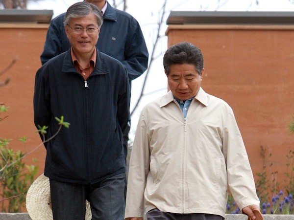 南韓總統文在寅當時與前總統盧武鉉的合影。 圖片來源：多維新聞