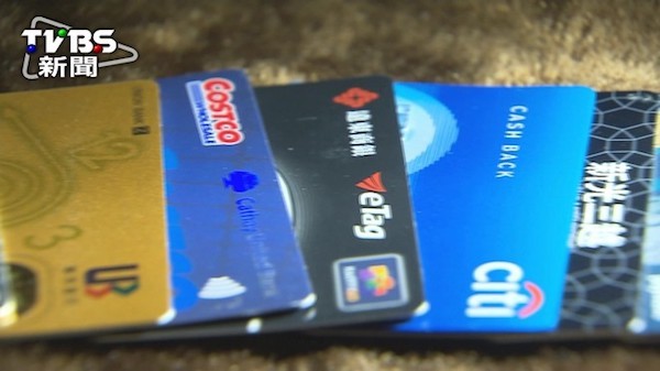 信用卡與現金卡使用不當，會成為卡奴。 圖片來源：TVBS