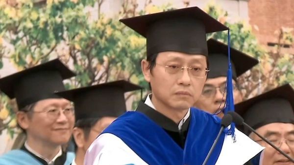 台大代理校長郭大維在畢業典禮致詞。 圖片來源：東森新聞
