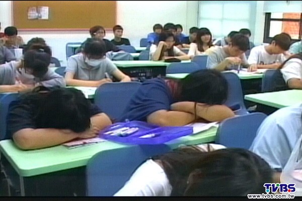 甄試上的同學在教室裡就沒事做。 圖片來源：TVBS