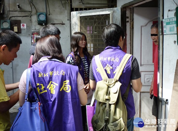 社工訪視需要協助的民眾。 圖片來源：台灣好新聞