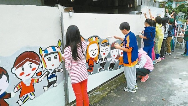 學生進行社區彩繪，是良善美意還是免費人力？ 圖片來源：好房網