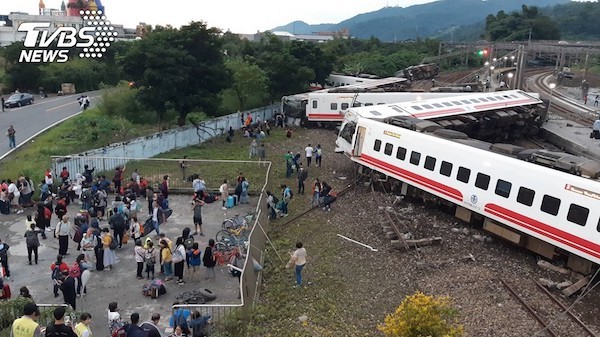 普悠瑪列車出軌造成多人死傷。 圖片來源：TVBS