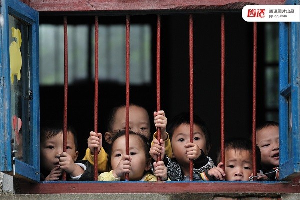 父母到外地而與父母分隔兩地的「留守兒童」。 圖片來源：騰訊新聞