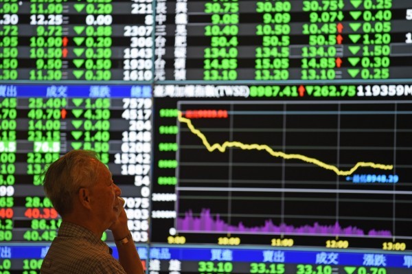 股市重挫，投資人無奈。 圖片來源：自由時報