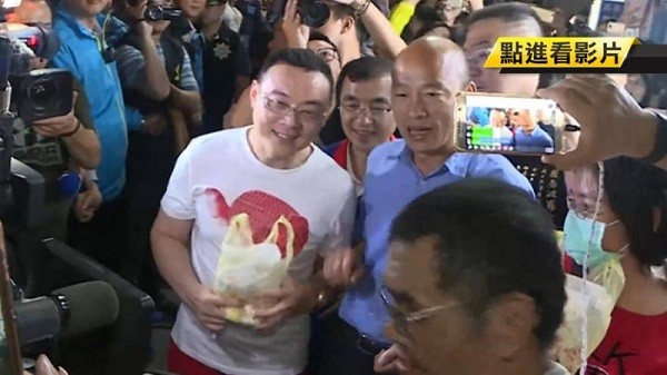 韓國瑜慶祝當選，發送雞排。 圖片來源：東森新聞