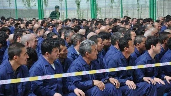 中國政府將新疆維吾爾人集中再教育。 圖片來源：香港蘋果日報