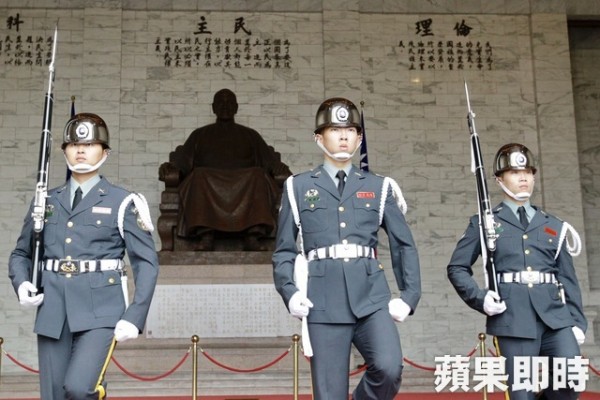 中正紀念堂與蔣介石銅像代表過去的威權。 圖片來源：蘋果日報