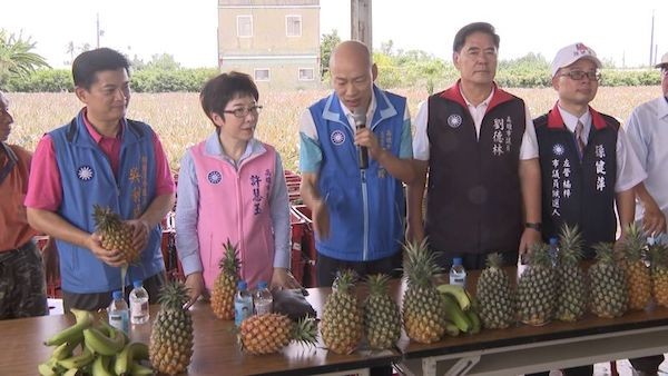 韓國瑜協助果農賣水果。 圖片來源：民視