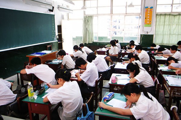 台灣的中學生依舊有著升學考試的壓力。 圖片來源：維基百科