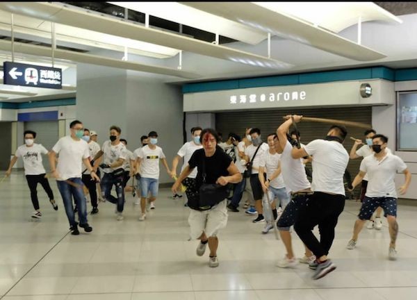 香港元朗發生白衣人襲擊反送中民眾事件。 圖片來源：Twitter@WilsonLeungWS