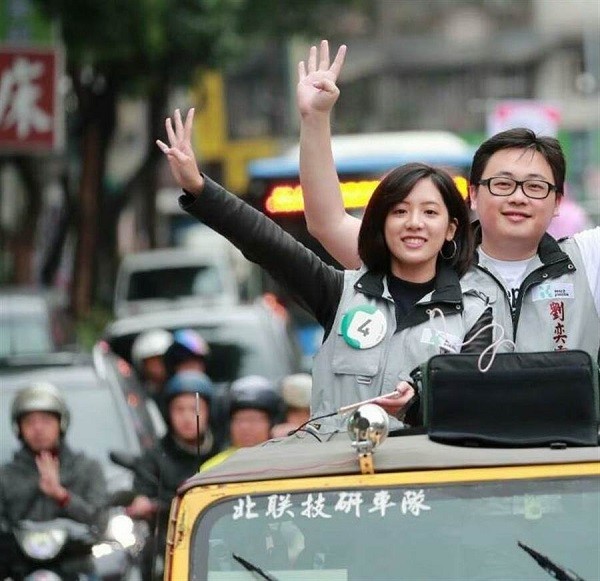 學姐黃瀞瑩投入立委選舉。 圖片來源：中時電子報