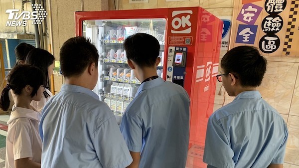 柯文哲要強推只接受電子支付的自動販賣機進校園。 圖片來源：TVBS