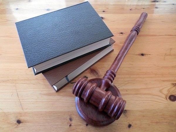 行政機關與司法判決有時背道而馳。 圖片來源：by succo from Pixabay 