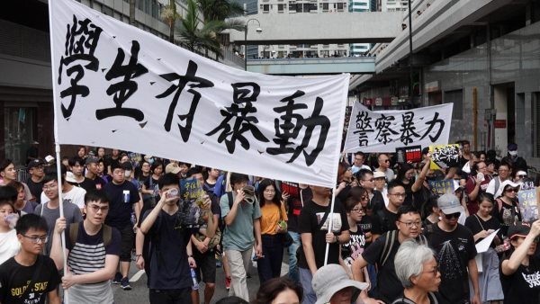 香港中學生也加入示威抗議了。 圖片來源：新唐人