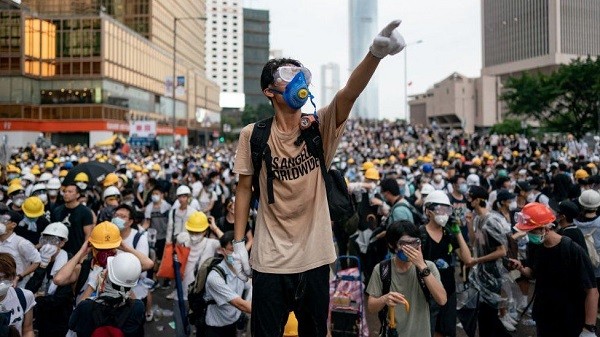 香港反送中運動風起雲湧不分老少。 圖片來源：BBC