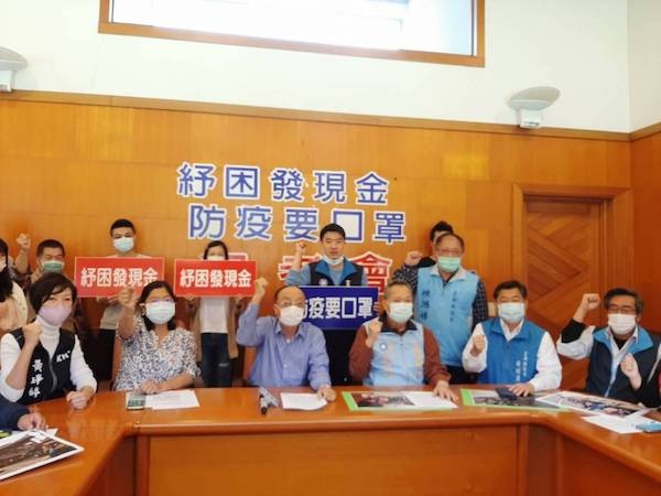 國民黨發動22縣市議員串連呼籲「紓困發現金、防疫要口罩」。 圖片來源：北台灣新聞網