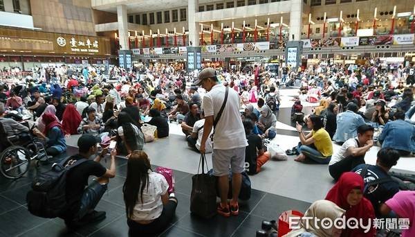 台北車站大廳「禁坐令」引網友糾眾坐爆。 圖片來源：ETToday