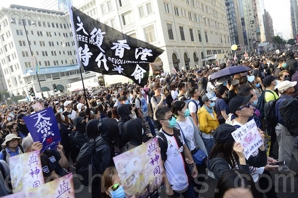 香港人抗議中共強推港版國安法。 圖片來源：大紀元