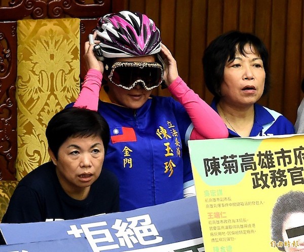 國民黨立委陳玉珍死守主席台造型奇特。 圖片來源：自由時報